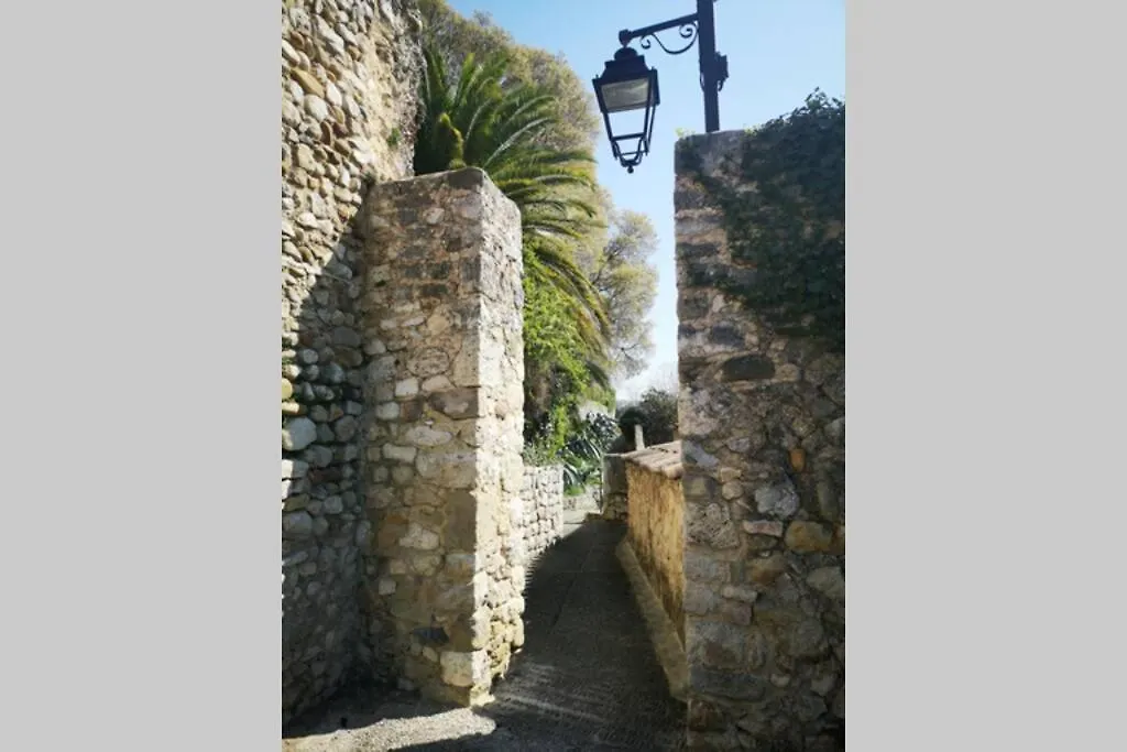 Maison De Village Meublee Avec Terrasse Donzère 0*,  França